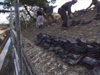 何十年も乗っていた瓦土と瓦の撤去