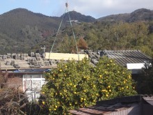 クレーンを使用しての野地板運び