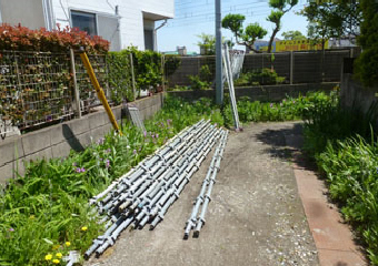 現場に足場を運び入れた様子