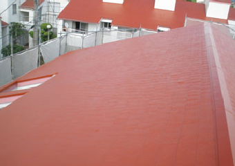 下塗り中塗り上塗りと重ねた耐久性のある屋根