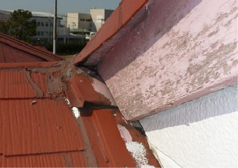 採光部周りの板金が変形している屋根