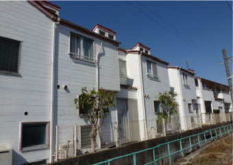 マンション4号棟の外観