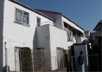 外壁の歪んだ建物